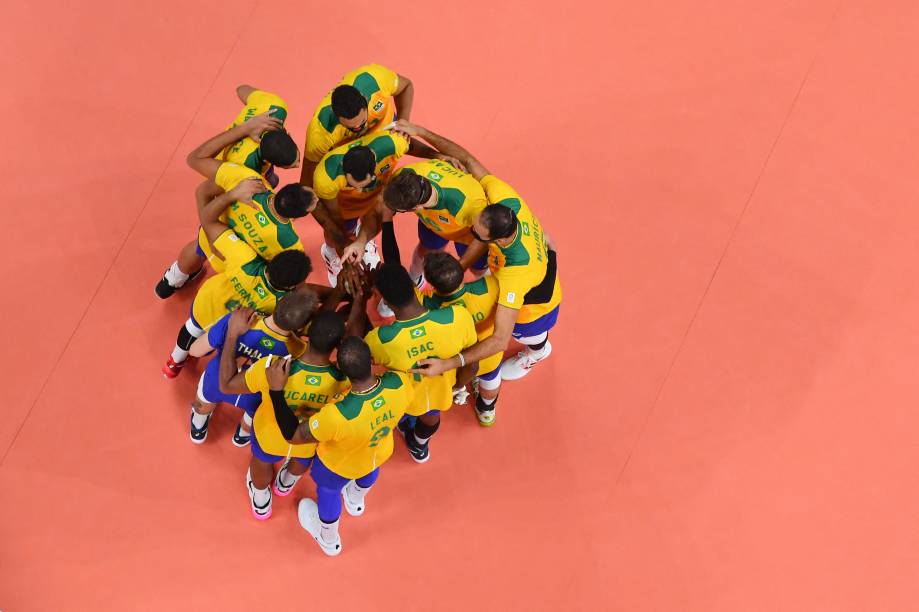 Equipe brasileira reunida após vitória na partida -