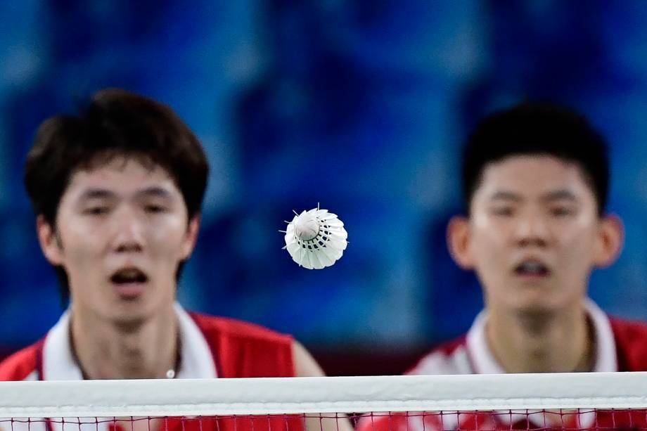 Li Junhui e Liu Yuchen, da China, durante partida pelo badminton -