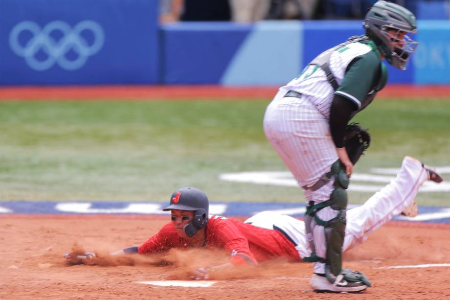 Jogadores de Japão e México em ação durante partida no beisebol -