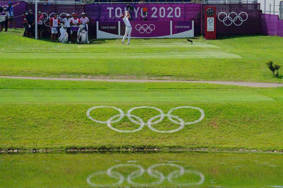 Carlos Ortiz em ação durante tacada pelo golfe -