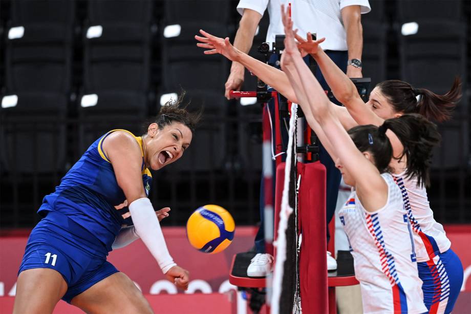 Tandara, do Brasil, em ação durante partida de vôlei contra a Sérvia -