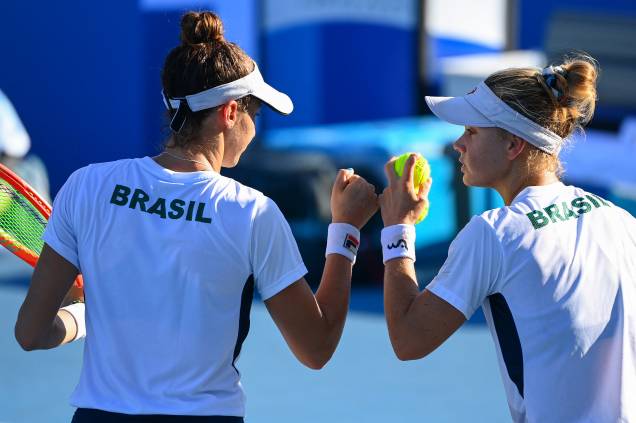 As brasileiras Luisa Stefani e Laura Pigossi juntas durante a partida -