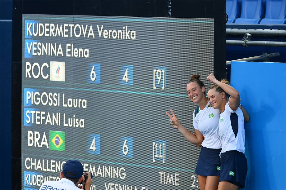 As brasileiras Luisa Stefani e Laura Pigossi posam para foto após conquistarem medalha de bronze no tênis em duplas -