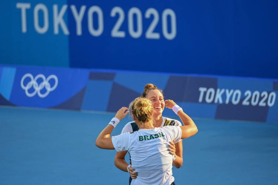 As brasileiras Luisa Stefani e Laura Pigossi comemoram após vencerem a partida -