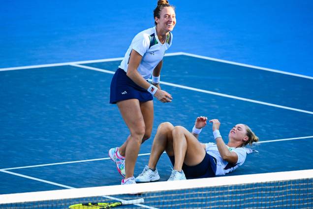 As brasileiras Luisa Stefani e Laura Pigossi comemoram após vencerem a partida -