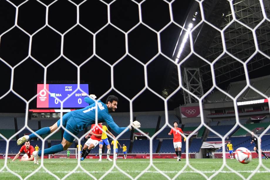 O goleiro egípcio Mohamed Elshenawy durante gol sofrido em partida contra o Brasil -