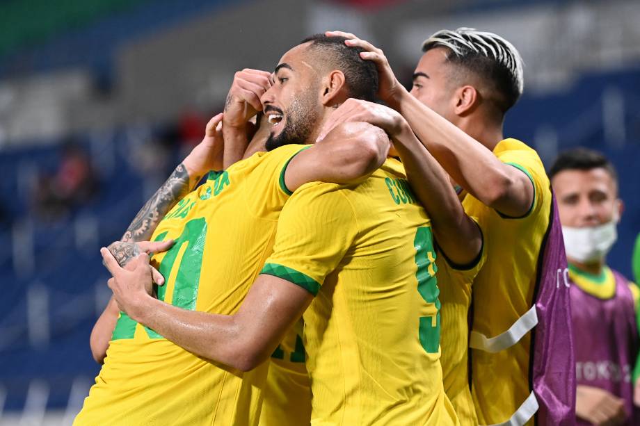 O atacante brasileiro Matheus Cunha comemora com seus companheiros após marcar o gol do jogo -