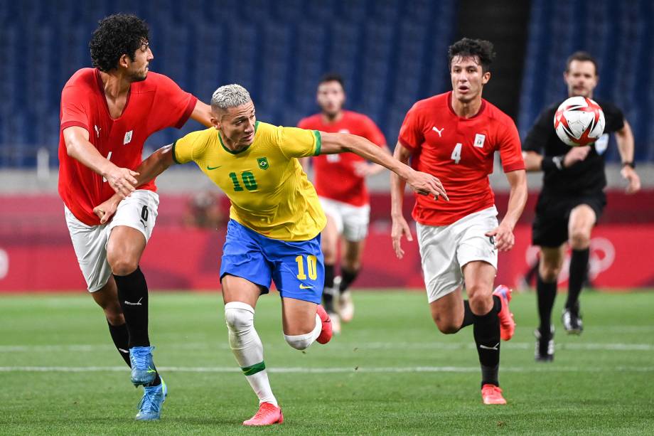 Richarlison em disputa de bola com os defensores do Egito durante o jogo -