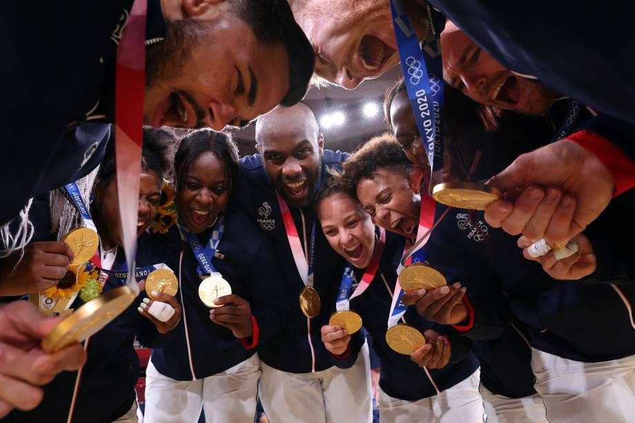 Time de judô da França comemora a medalha de ouro na categoria por equipes -