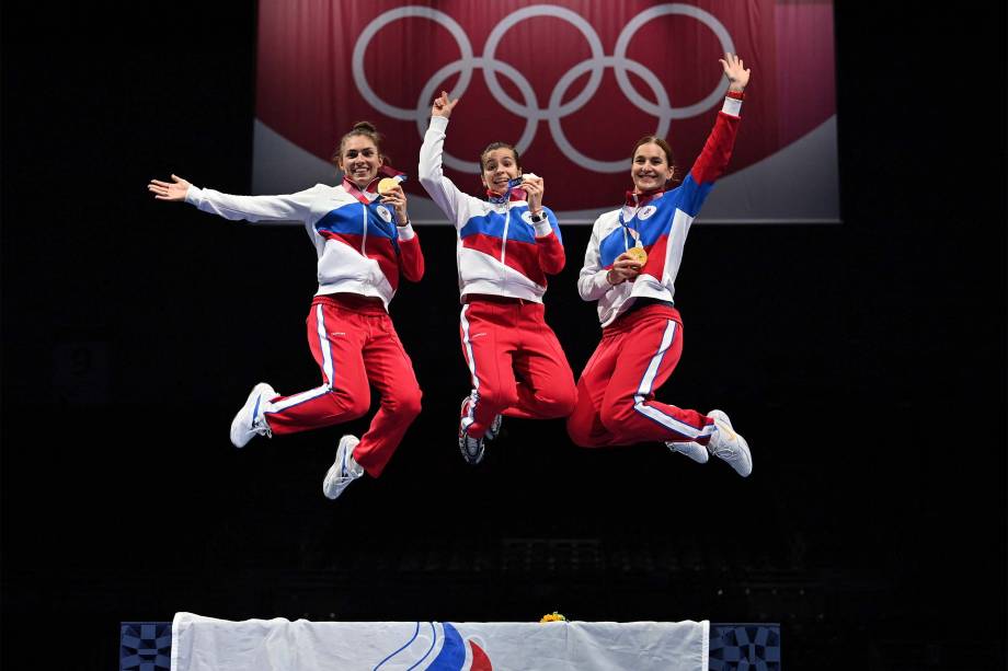 Trio da Rússia celebrando a conquista medalha de ouro na esgrima por equipes -