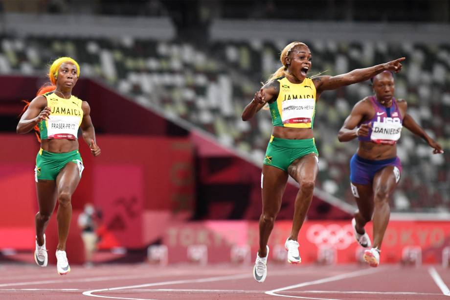 A jamaicana Elaine Thompson-Herah comemorando ao vencer a prova dos 100m rasos -