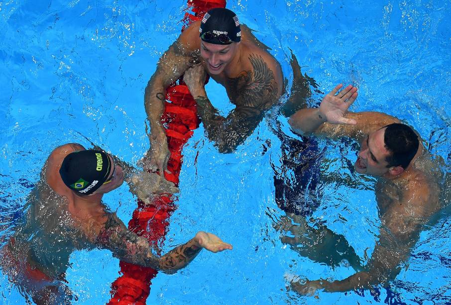 Bruno Fratus, Caeleb Dressel e Florent Manaudou comemoram após o resultado final da prova -