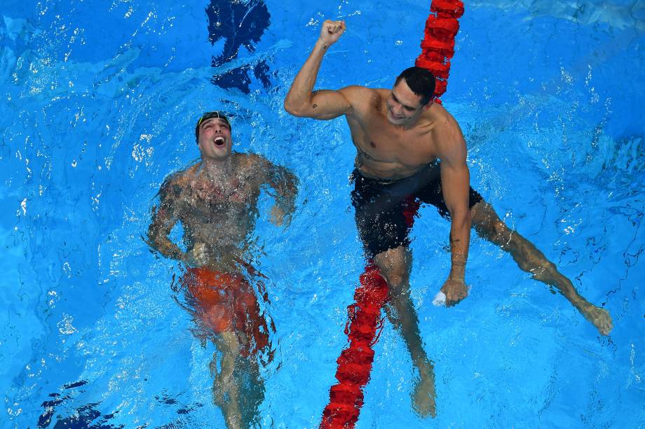 O brasileiro Bruno Fratus e o francês Florent Manaudou festejam na piscina após o fim da prova -