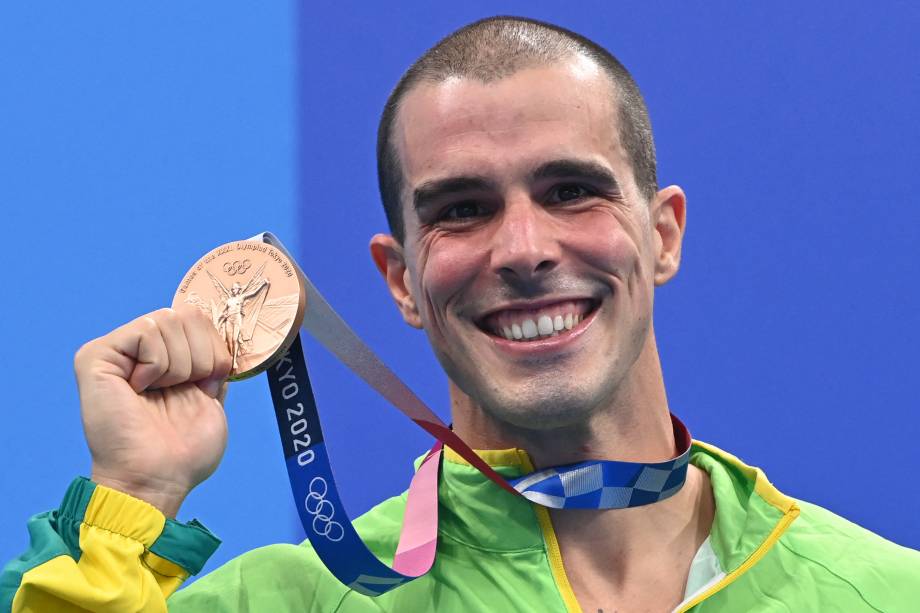 Bruno Fratus exibindo sua medalha de bronze conquistada -