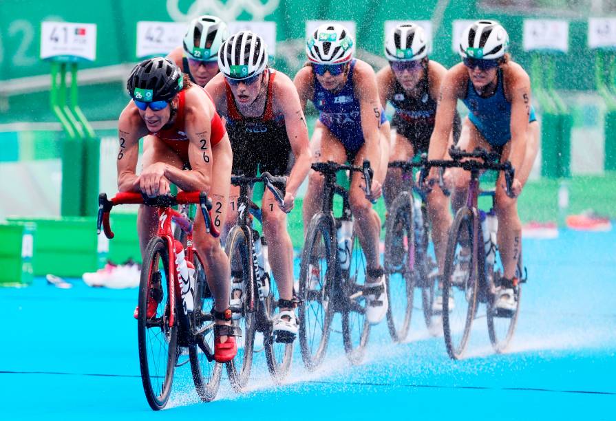 Ciclistas durante etapa em prova do triatlo individual feminino -