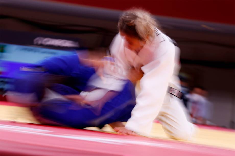 Agata Perenc (direita), da Polônia, em luta com Larissa Pimenta, do Brasil, na rodada eliminatória do judô feminino -