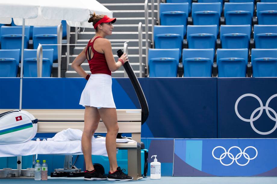 Belinda Bencic, da Suíça, recebe ar fresco de um tubo durante partida de tênis contra Misaki Doi, do Japão -