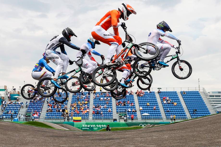 Pilotos em ação durante corrida de ciclismo BMX -