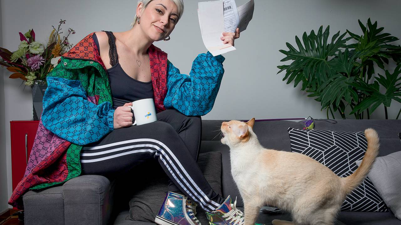 CAFÉ E BOLETOS - Carol Rocha, 33 anos: “Assumi o orgulho cringe” -
