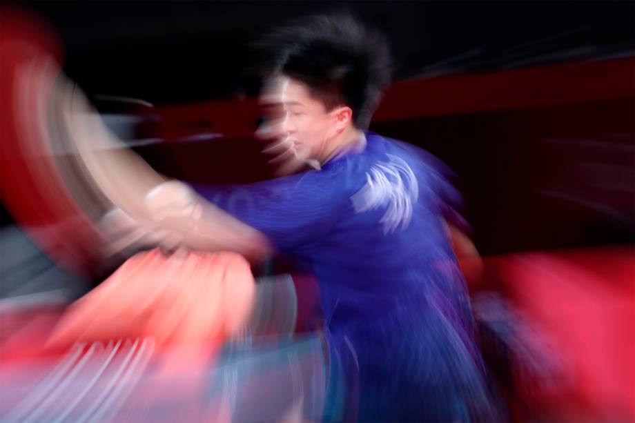 Lin Yun Ju, de Taiwan, em partida contra Fan Zhendong, da China, nas semifinais do tênis de mesa -