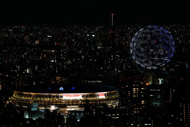 Drones formam um globo sobre o Estádio Olímpico durante a cerimônia de abertura das Olimpíadas 2020, em Tóquio -