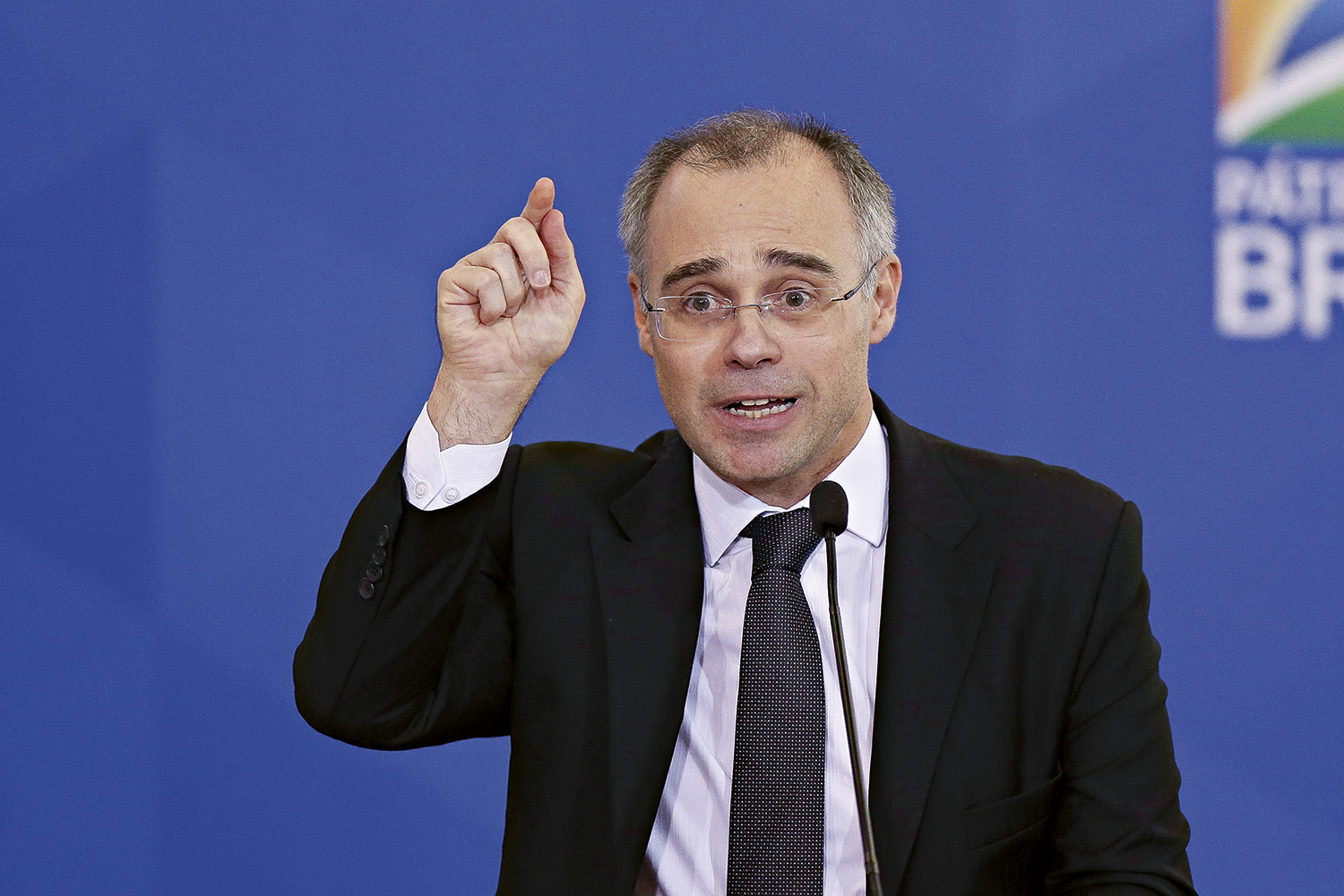 DOR DE CABEÇA - Mendonça: contrato com escritório suíço será explorado por adversários de sua indicação ao Supremo -