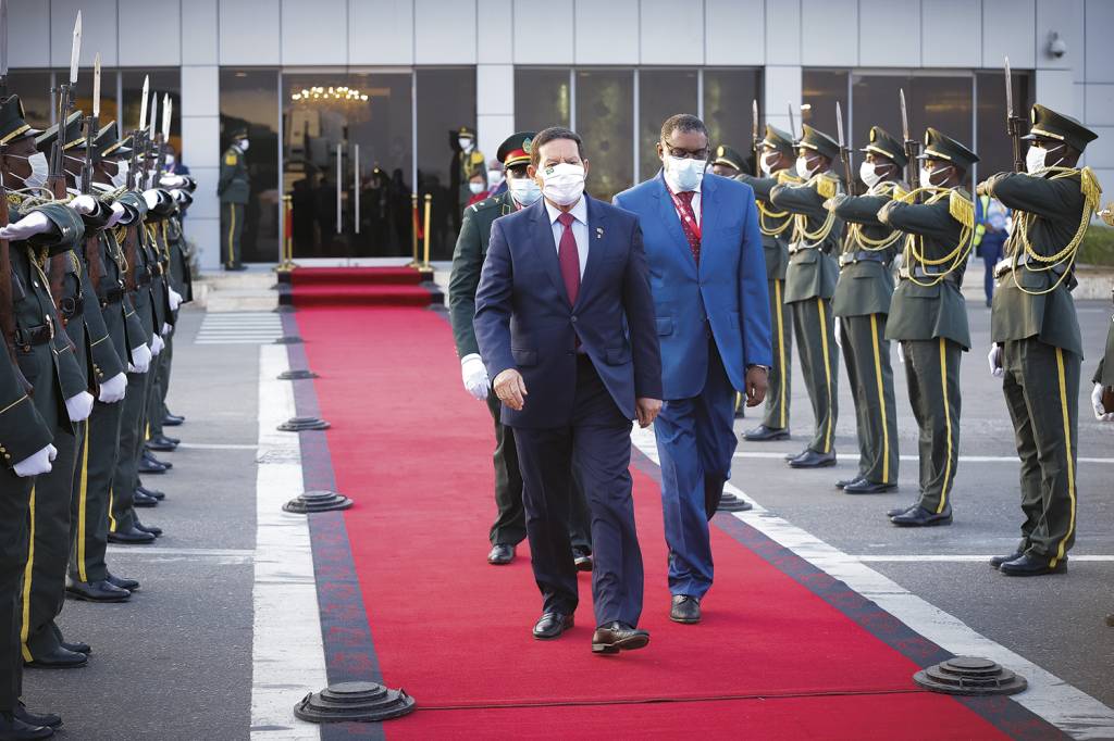 Governo Bolsonaro faz aposta eleitoreira na mistura de política e religião