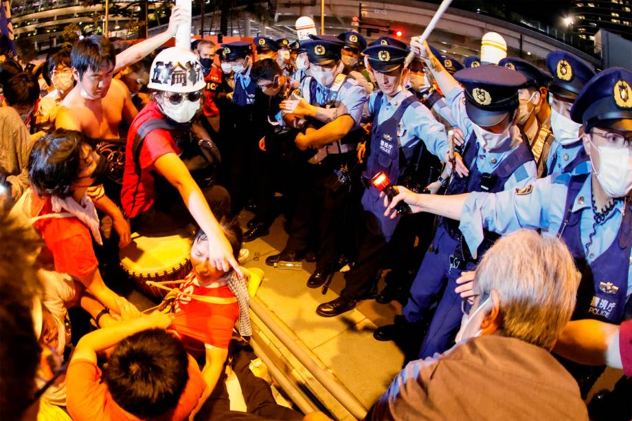 Manifestantes enfrentam policiais durante protesto contra as Olimpíadas 2020 em frente ao Estádio Olímpico, Tóquio, durante a cerimônia de abertura dos Jogos -
