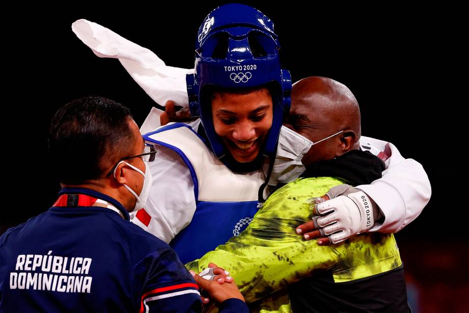 Katherine Rodríguez, da República Dominicana, comemora após vencer por pontos Nafia Kus, da Turquia -