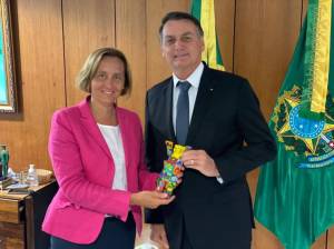 A deputada alemã Beatrix von Storch posa para foto com o presidente Jair Bolsonaro, no Palácio do Planalto