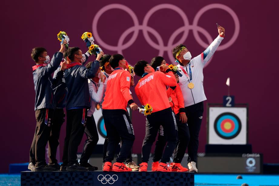 Medalhista da equipe da Coreia do Sul, Taiwan e Japão tiram selfie após final da prova de tiro com arco -