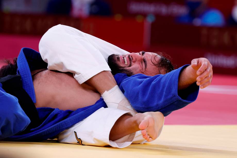 Luka Mkheidze (azul), da França, em ação contra Yung-Wei Yang, de Taipé Chinês -
