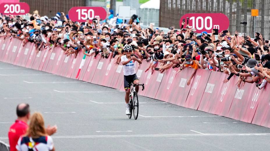 Público acompanhando Richard Carapaz, do Equador, vencendo a corrida no ciclismo de estrada, em Oyama -