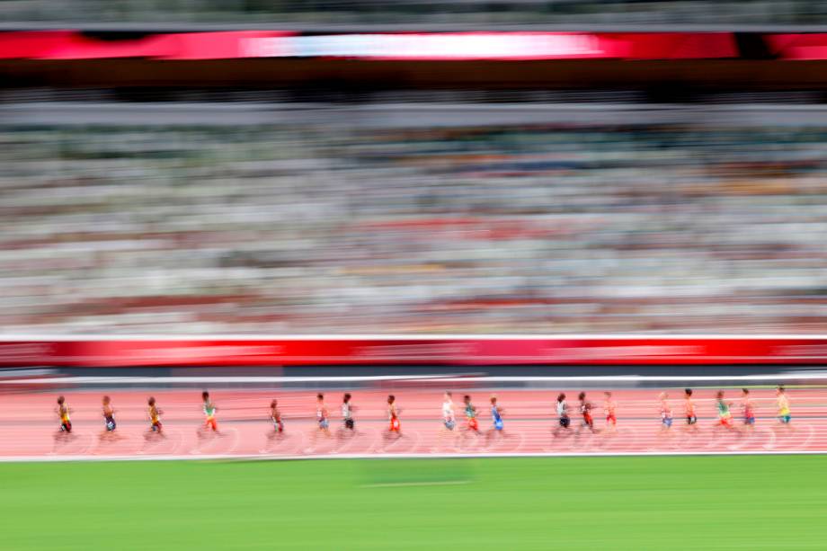 Corredores competindo durante prova dos 10.000m no atletismo -