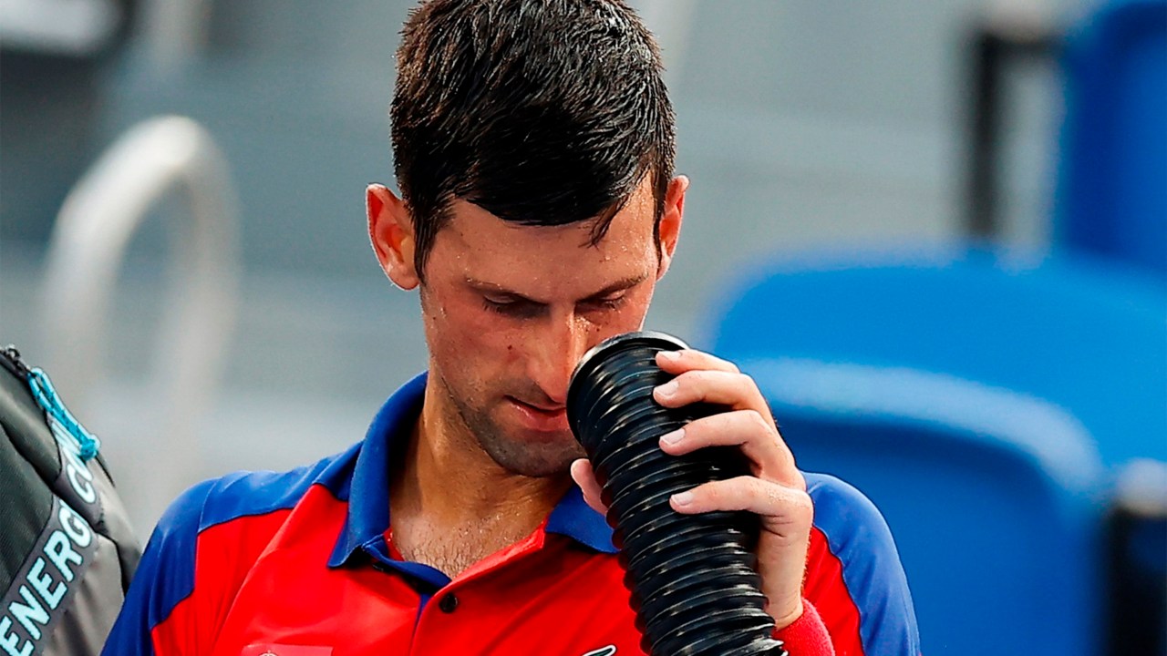 EVE3526. TOKIO, 28/07/2021.- El serbio Novak Djokovic se refresca debido a las altas temperaturas que se están registrando en las pruebas de tenis disputadas en los Juegos Olímpicos 2020, este miércoles en el Parque de Tenis de Ariake en Tokio (Japón). EFE/Juan Ignacio Roncoroni