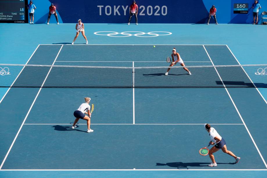 As tenistas brasileiras Laura Pigossi e Luisa Stefani durante partida contra as russas Veronika Kudermetova e Elena Vesnina -