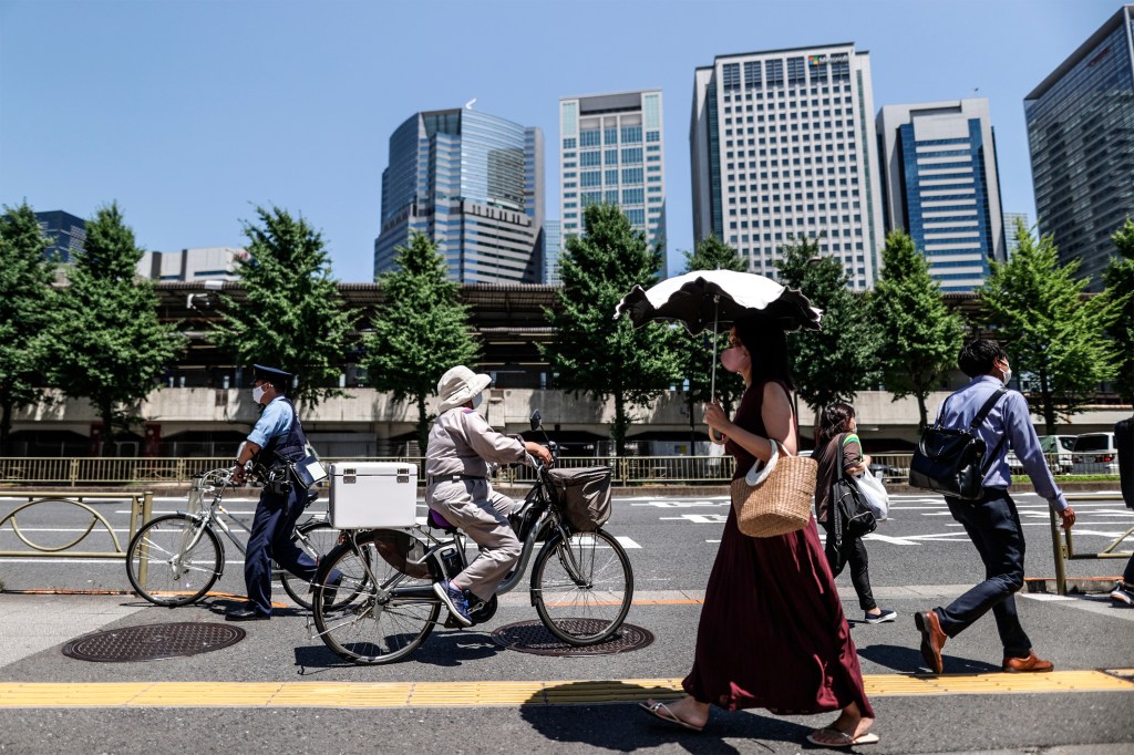 TOKIO, 21/07/2021.- personas caminan por las calles de Tokio este miércoles déas antes del inicio de los Juegos Olimpícos. EFE/Juan Ignacio Roncoroni