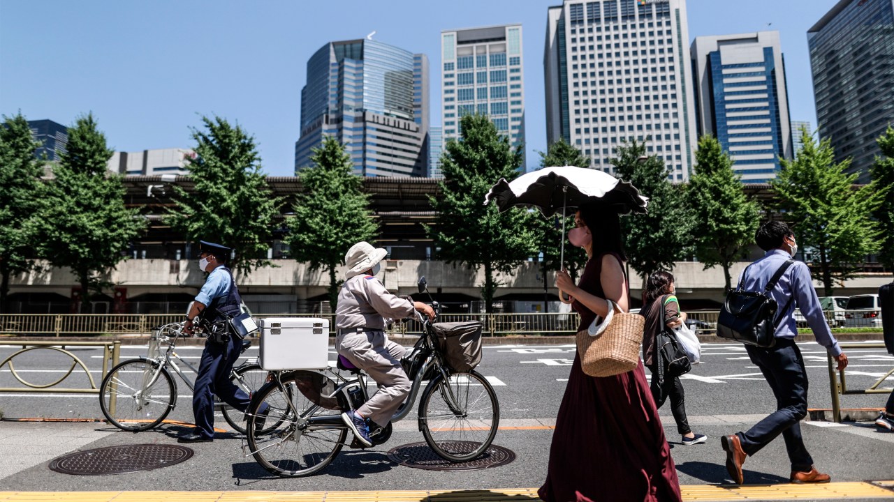 TOKIO, 21/07/2021.- personas caminan por las calles de Tokio este miércoles déas antes del inicio de los Juegos Olimpícos. EFE/Juan Ignacio Roncoroni
