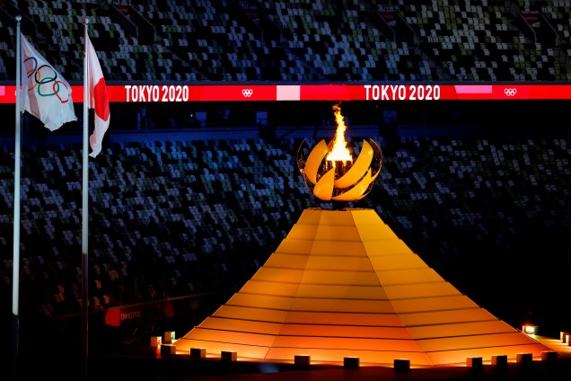 Vista da Pira Olímpica acesa durante a cerimônia de abertura dos Jogos Olímpicos de Tóquio 2020 -