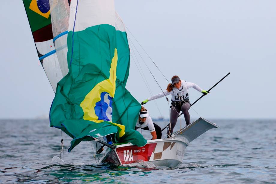 Martine Grael e Kahena Kunze, do Brasil, durante disputa da classe 49erFX na vela -