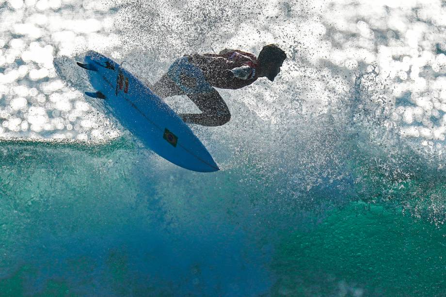 Ítalo Ferreira, do Brasil, surfando durante bateria, em Tsurigasaki Surfing Beach -