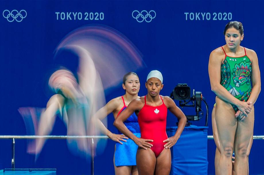 Atletas em treino para a competição de mergulho, no Tokyo Aquatics Centre -