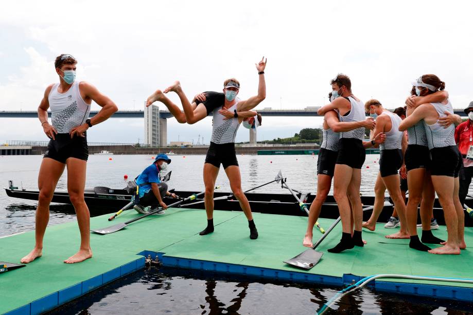 Equipe da Nova Zelândia comemora medalha de ouro no remo -