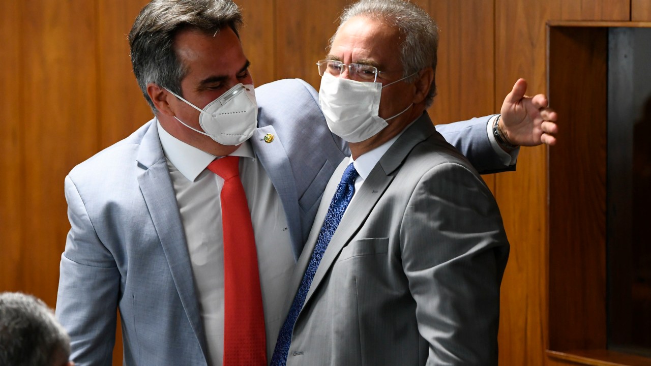 AMIGOS: os senadores Ciro Nogueira e Renan Calheiros, no primeiro dia da CPI da Pandemia, em 27 de abril