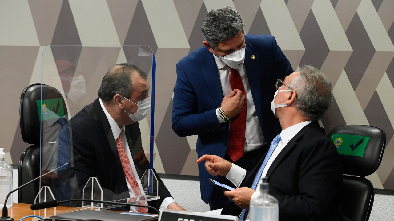 O senador Rogério Carvalho (PT-SE) durante conversa com Omar Aziz e Renan Calheiros na CPI da Covid -
