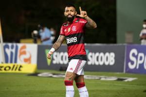 Gabigol fez três gols contra o Bahia pelo Brasileiro