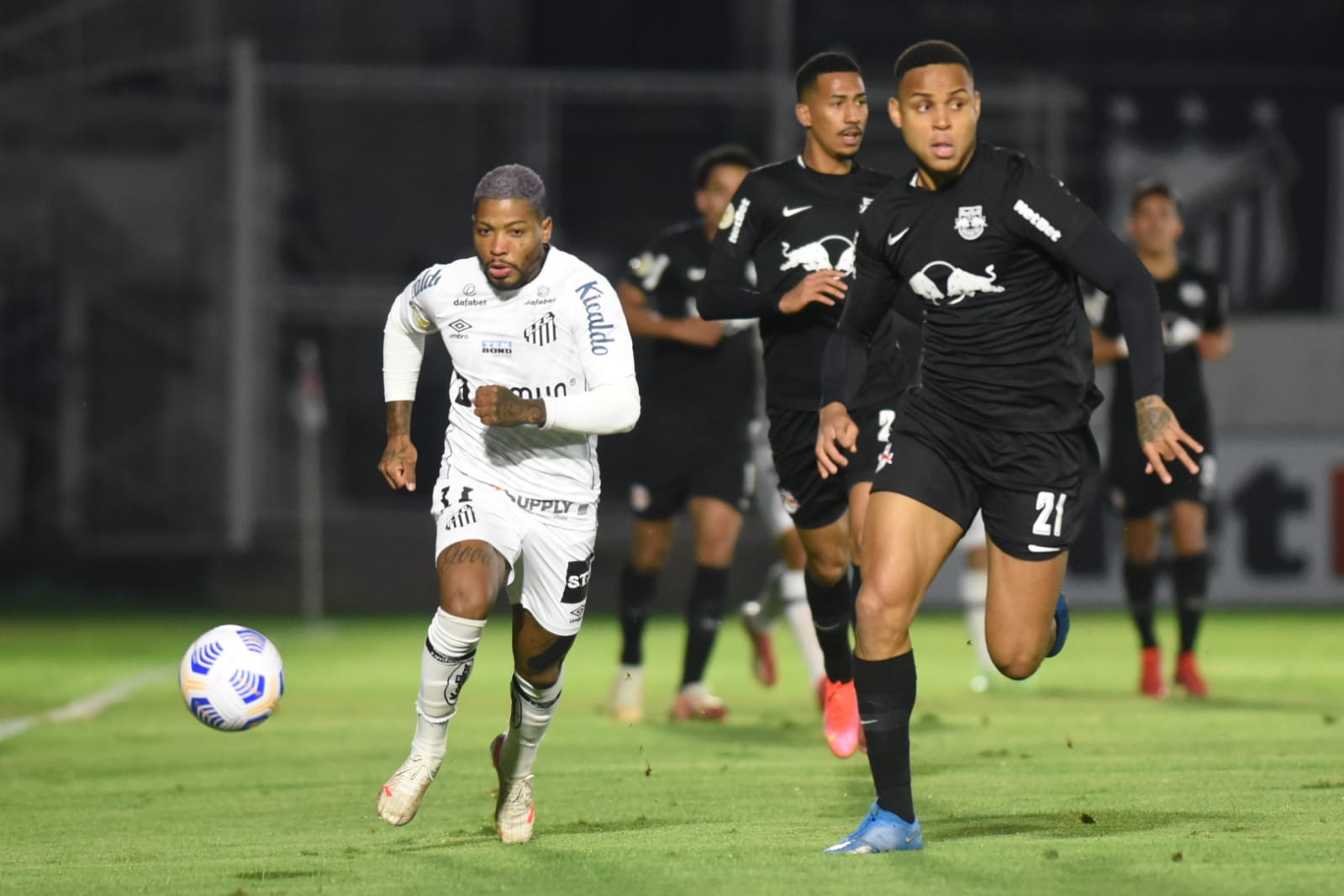 Santos e Red Bull Bragantino se enfrentaram em Bragança pelo Campeonato Brasileiro