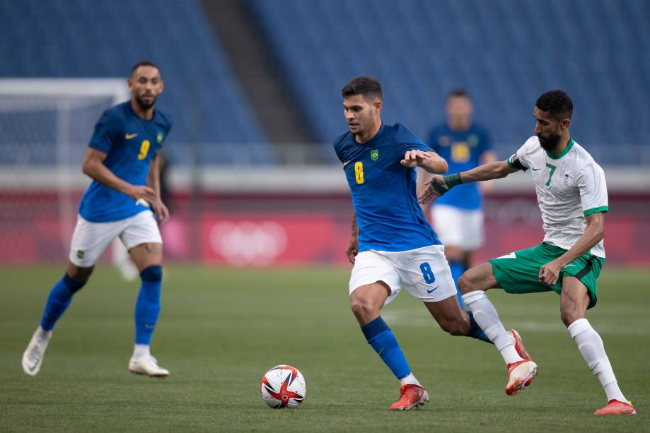 Bruno Guimarães em ação durante a partida -