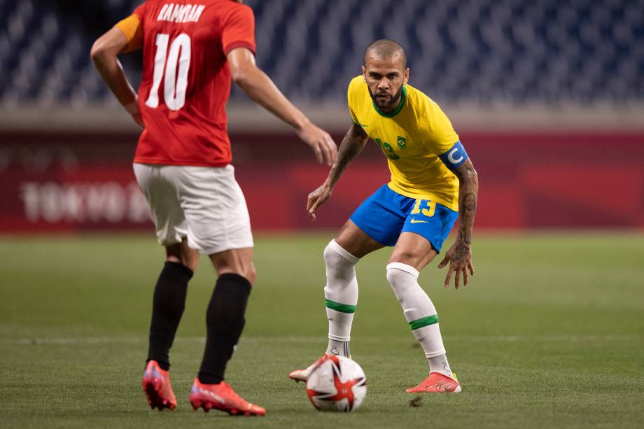 Daniel Alves em ação durante partida contra o Egito -