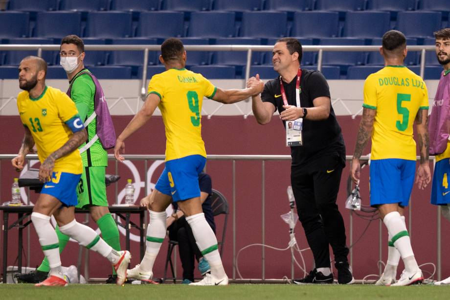 O técnico Andre Jardine cumprimenta o atacante Matheus Cunha após marcar o gol do Brasil no jogo -